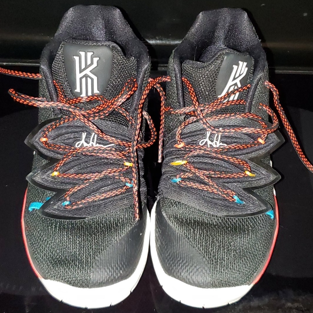 Kyrie Nike "friends" sneakers